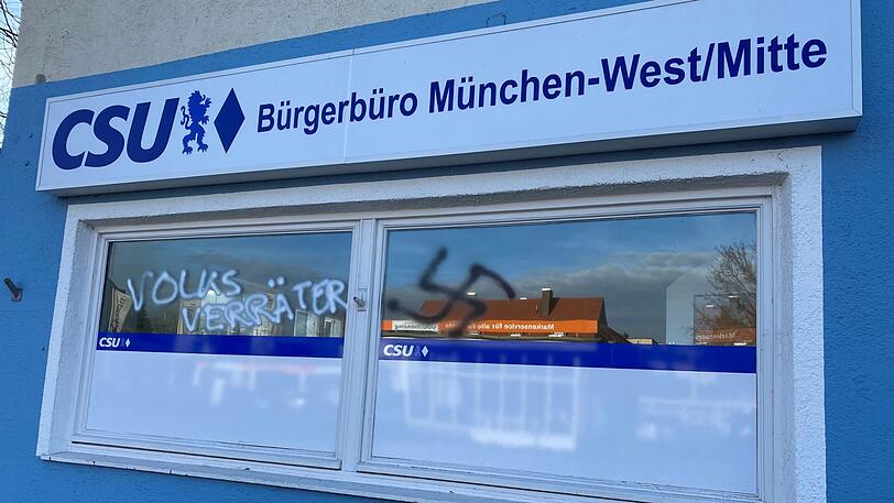 Unbekannte Täter haben die Scheiben mit einem Hakenkreuz und dem Wort "Volksverräter" beschmiert.