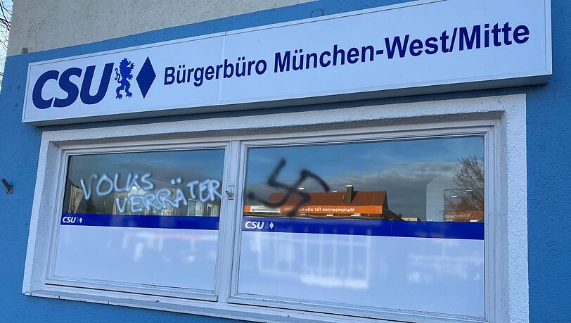 Unbekannte Täter haben die Scheiben mit einem Hakenkreuz und dem Wort "Volksverräter" beschmiert. Unbekannte Täter haben die Scheiben mit einem Hakenkreuz und dem Wort "Volksverräter" beschmiert.