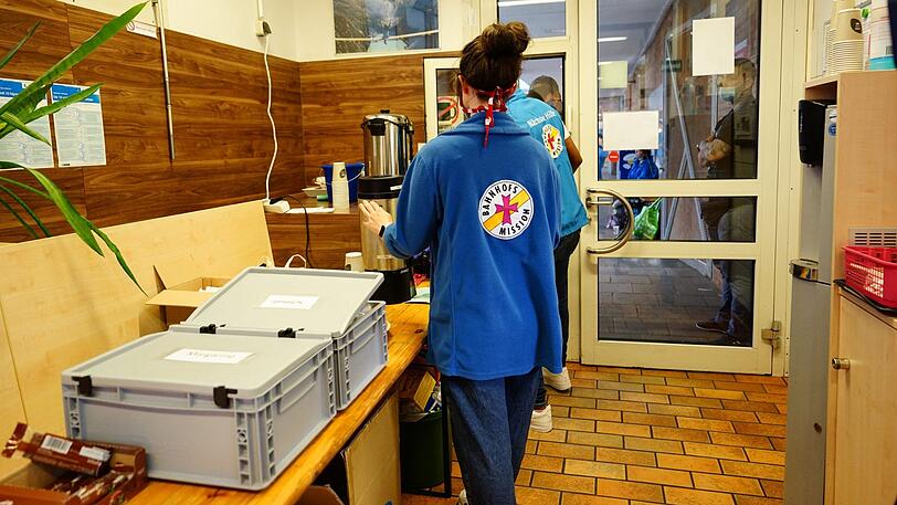 Helfende Hände für Menschen in Not. Wegen Corona können die Brote und Getränke nur über das kleine Fenster übergeben werden.