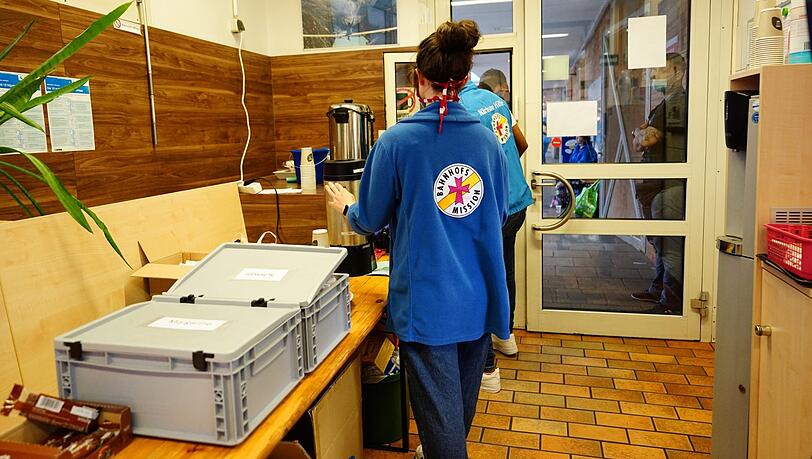 Helfende Hände für Menschen in Not. Wegen Corona können die Brote und Getränke nur über das kleine Fenster übergeben werden. Helfende Hände für Menschen in Not. Wegen Corona können die Brote und Getränke nur über das kleine Fenster übergeben werden.