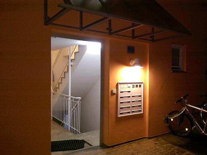 Der Eingang zu dem Haus, in dem am 12.02.2018 zwei Frauenleichen gefunden wurden. Foto: Matthias Schneider/Archiv