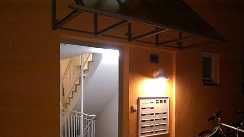 Der Eingang zu dem Haus, in dem am 12.02.2018 zwei Frauenleichen gefunden wurden. Foto: Matthias Schneider/Archiv