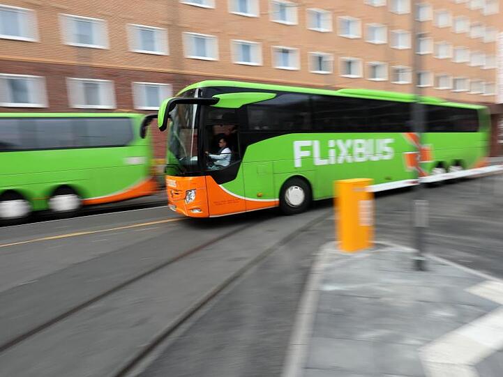Flixbus baut sein Europageschäft aus: Der größte deutsche Fernbus-Betreiber übernimmt den kleineren Konkurrenten Eurolines vom französischen Transdev-Konzern, einschließlich der nur in Frankreich fahrenden Isilines-Busse.