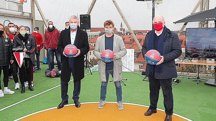 Viel Andrang auf dem neuen Dachsportplatz, den Dieter Reiter (Foto v.l.), Till Hofmann und Uli Hoeneß eröffnet haben.