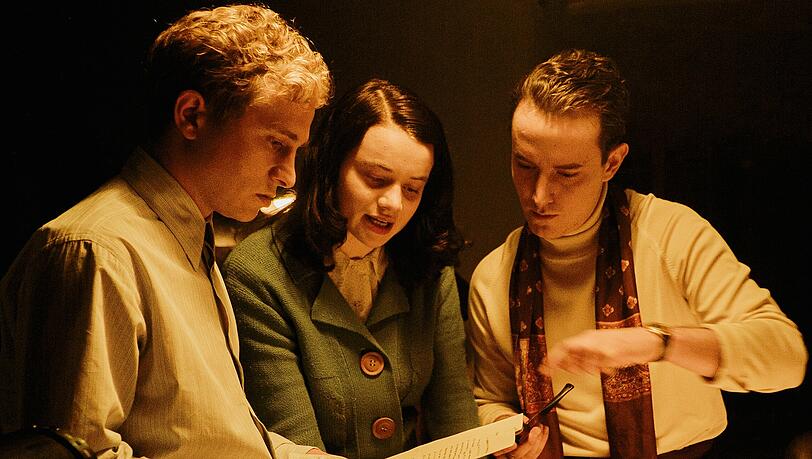Hans Scholl (Max Hubacher), Sophie Scholl (Luna Wedler) und Alexander Schmorell (David Hugo Schmitz) besprechen die Flugblattproduktion im Atelier in einer Szene aus der Instagram-Serie @ichbinsophiescholl.
