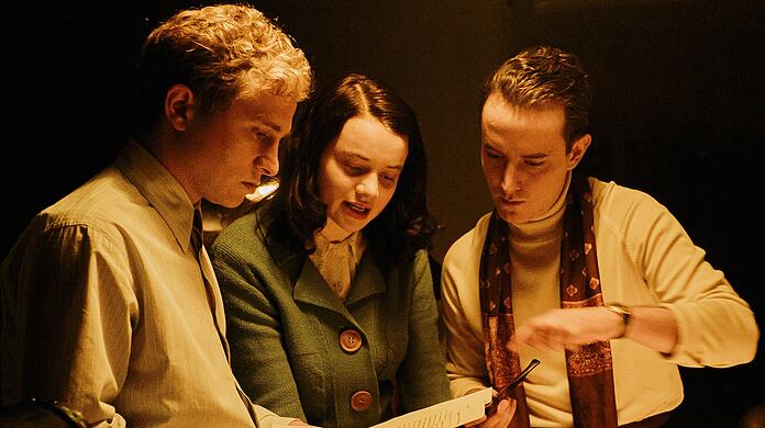 Hans Scholl (Max Hubacher), Sophie Scholl (Luna Wedler) und Alexander Schmorell (David Hugo Schmitz) besprechen die Flugblattproduktion im Atelier in einer Szene aus der Instagram-Serie @ichbinsophiescholl.