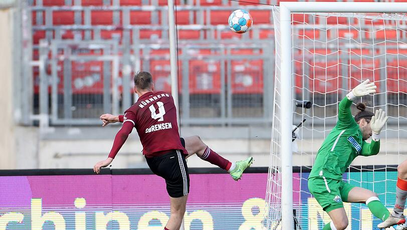 Der Nürnberger Asger Sörensen (l) schießt einen Ball übers Tor.