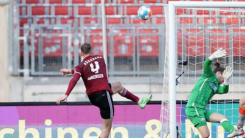 Der Nürnberger Asger Sörensen (l) schießt einen Ball übers Tor.