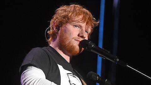 Ed Sheeran, hier während einer Show in den USA, sammelt mit weiteren Stars Spenden für die Ukraine.