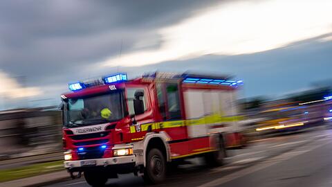 Ein Löschfahrzeug der Feuerwehr auf Einsatzfahrt. (Symbolbild)