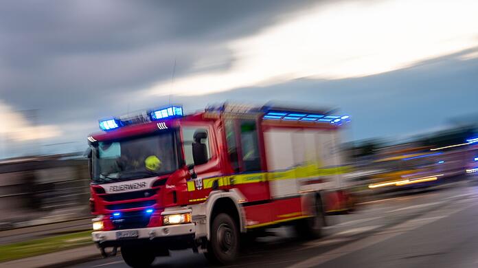 Ein Löschfahrzeug der Feuerwehr auf Einsatzfahrt. (Symbolbild)