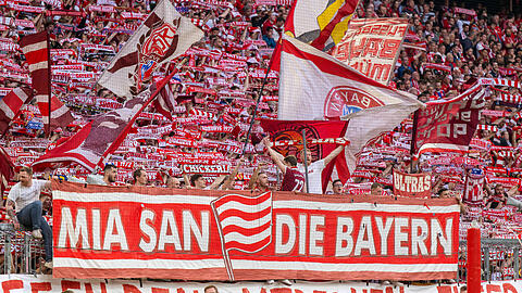 Blieben beim enttäuschenden 1:3 des FC Bayern gegen RB Leipzig bis zum bitteren Ende: Die Fans des deutschen Rekordmeisters in der Südkurve. Aus dem Publikum auf der Haupt- und Gegentribüne verabschiedeten sich viele Anhänger lange vor Abpfiff der Partie.