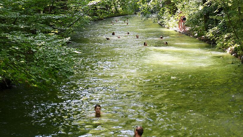 Rund eine Woche nach dem Verschwinden eines Studenten aus Baden-Württemberg wird eine Leiche im Eisbach gefunden. (Symbolbild)