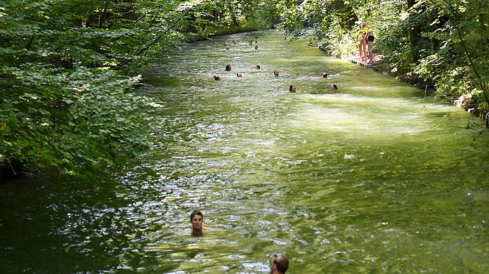 Rund eine Woche nach dem Verschwinden eines Studenten aus Baden-Württemberg wird eine Leiche im Eisbach gefunden. (Symbolbild)