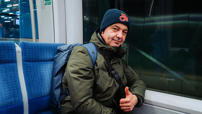 Lucian Cozma (46) sitzt in einer U-Bahn Richtung Marienplatz. Er arbeitet in der Gastronomie und freut sich über den neuen Fahrplan der MVG.