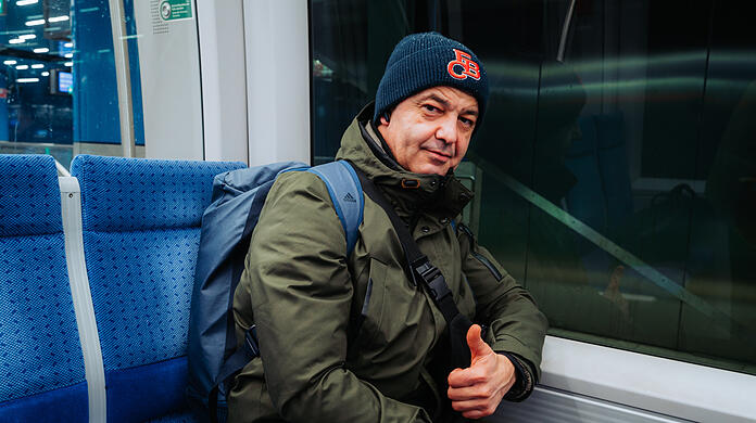Lucian Cozma (46) sitzt in einer U-Bahn Richtung Marienplatz. Er arbeitet in der Gastronomie und freut sich über den neuen Fahrplan der MVG.