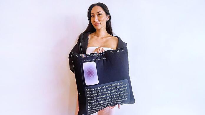 Samira Yavuz nimmt ein explosives Kissen mit in den Dschungel. Darauf steht eine Nachricht, die Eva ihr geschrieben hatte.