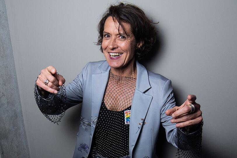 Ulrike Folkerts ist Deutschlands dienst&auml;lteste und bekannteste TV-Kommissarin, seit 1989 verk&ouml;rpert sie die taffe Kommissarin Lena Odenthal. "Ich bin gl&uuml;cklich, dass ich in dieser Rolle &auml;lter werden darf", sagt die 65-j&auml;hrige Schauspielerin im Interview.