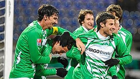 Hier jubeln sie noch gemeinsam, doch ob Marino Biliskov, Stephan Schröck und Marco Caligiuri (v.l.) sich auch künftig für Fürth freuen, ist noch völlig offen.
