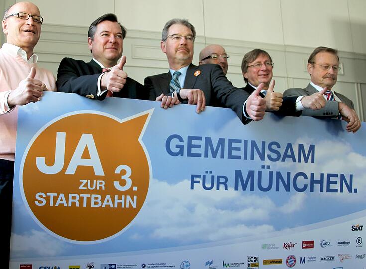 Das Bündnis für die dritte Startbahn (v.l.): Bernhard Loos (Bürgerinitiative für die 3. Startbahn), Josef Schmid (CSU), Alexander Reissl (SPD), Michael Mattar (FDP), Michael Kerkloh (Flughafen München), Manfred Rothkopf (IHK)