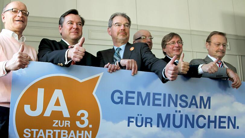 Das Bündnis für die dritte Startbahn (v.l.): Bernhard Loos (Bürgerinitiative für die 3. Startbahn), Josef Schmid (CSU), Alexander Reissl (SPD), Michael Mattar (FDP), Michael Kerkloh (Flughafen München), Manfred Rothkopf (IHK) Das Bündnis für die dritte Startbahn (v.l.): Bernhard Loos (Bürgerinitiative für die 3. Startbahn), Josef Schmid (CSU), Alexander Reissl (SPD), Michael Mattar (FDP), Michael Kerkloh (Flughafen München), Manfred Rothkopf (IHK)