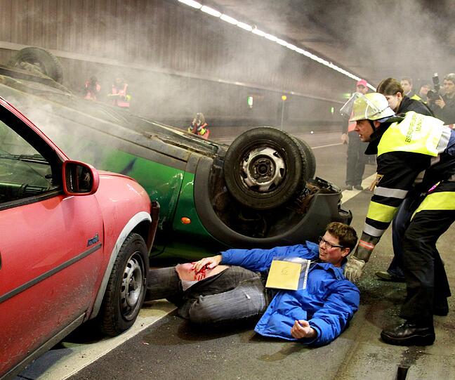 Ein schwerer Autounfall im Tunnel, klaffende Wunden, schreiende Verletzte: Rettungskräfte haben den Ernstfall im Richard-Strauss-Tunnel geprobt. Die AZ war dabei und hat den großen Übungseinsatz verfolgt.
