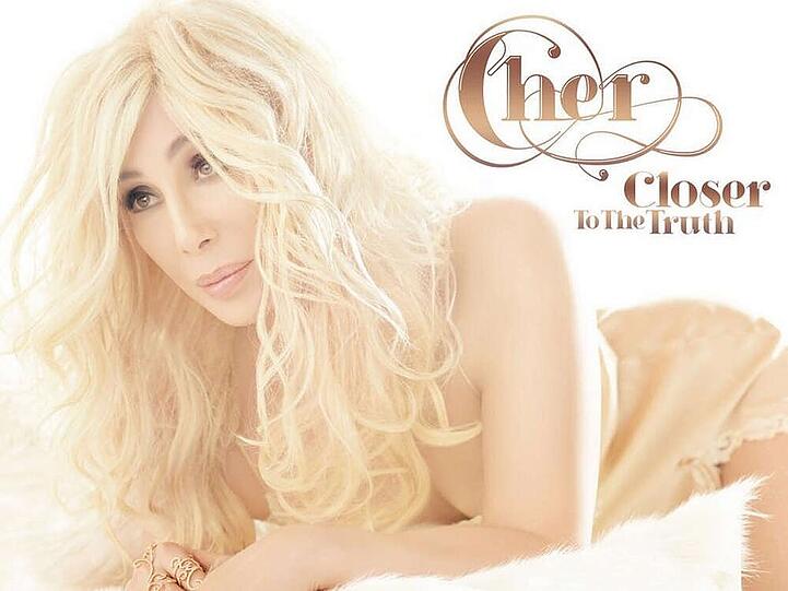 Platinblond und verträumter Blick: So sieht das Artwork zu Chers neuem Album aus