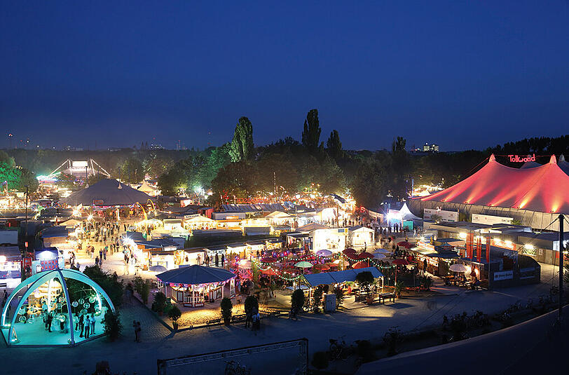 Typisch Sommer-Tollwood: Besucher schieben sich über den Markt, im Zirkus stehen die Artisten Kopf, draußen &bdquo;Zugabe&ldquo;-Rufe für die Straßenkünstler &mdash; und in der Musik-Arena geht&rsquo;s von Bayern in die Welt.