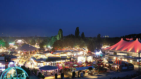 Typisch Sommer-Tollwood: Besucher schieben sich über den Markt, im Zirkus stehen die Artisten Kopf, draußen &bdquo;Zugabe&ldquo;-Rufe für die Straßenkünstler &mdash; und in der Musik-Arena geht&rsquo;s von Bayern in die Welt.