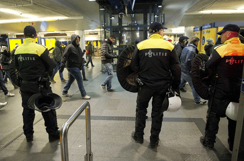 Unter der Aufsicht der Polizei: Roma-Fans vor dem Stadion in Rotterdam.