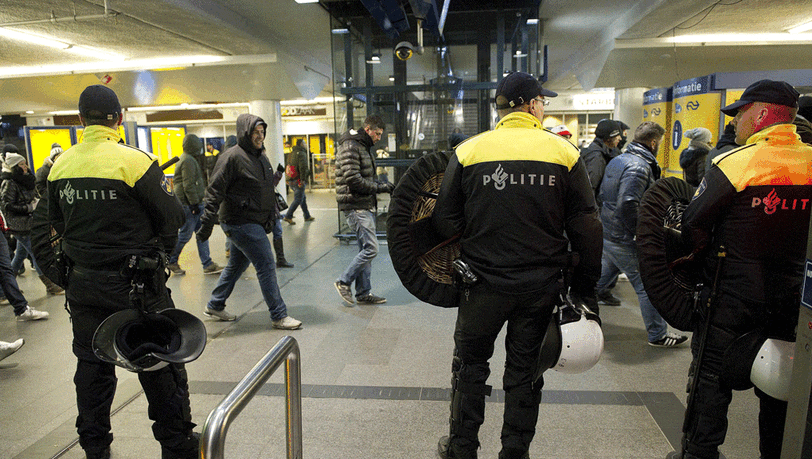 Unter der Aufsicht der Polizei: Roma-Fans vor dem Stadion in Rotterdam. Unter der Aufsicht der Polizei: Roma-Fans vor dem Stadion in Rotterdam.