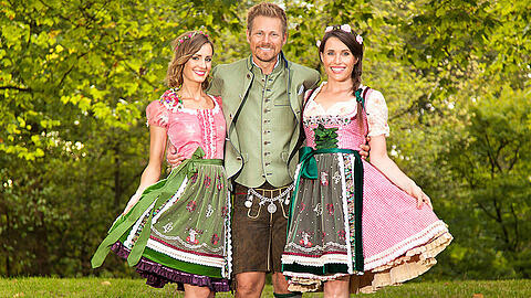 Die Sky-Moderatoren Karolin Oltersdorf, Gregor Teicher und Birgit Nössing zeigen die Wiesn-Trends 2015. Mehr Bilder zum Durchklicken.