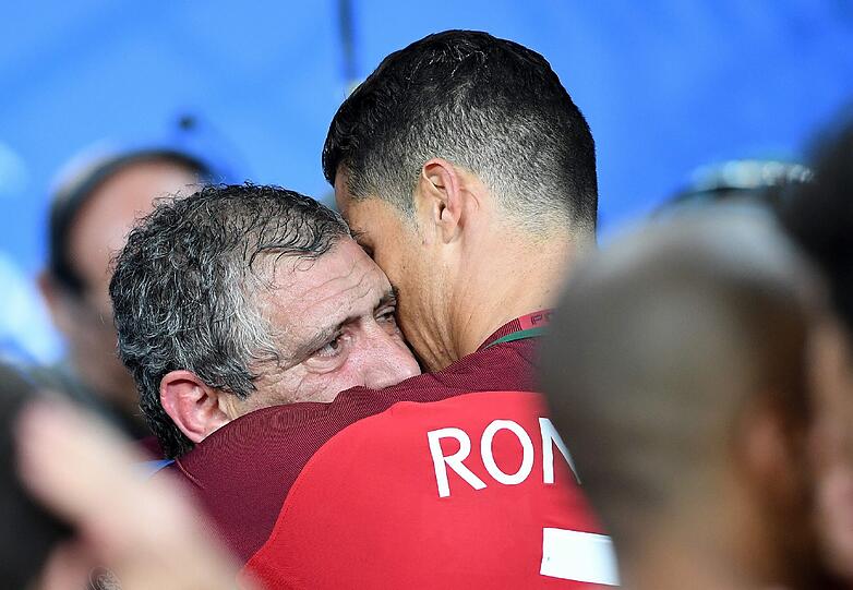 Das Ronaldo-Drama: Auf und Ab des portugiesischen Superstars im EM-Finale gegen Gastgeber Frankreich. Die einmaligen Bilder von Ronaldo, der von der tragischen Figur zum weltbesten Co-Trainer mutierte und dann zum großen Triumphator wurde.