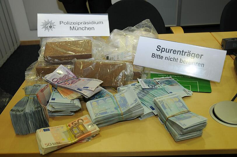 Vier Ziegel Koks und Bargeld konnte die Polizei sicherstellen.