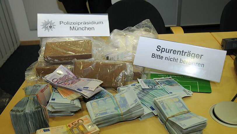 Vier Ziegel Koks und Bargeld konnte die Polizei sicherstellen. Vier Ziegel Koks und Bargeld konnte die Polizei sicherstellen.