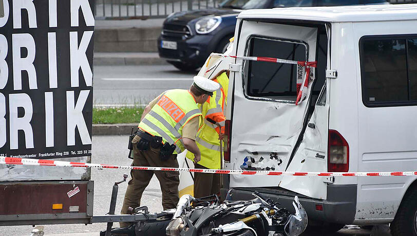 Für den Motorradfahrer kam die Hilfe der Rettungskräfte zu spät. Für den Motorradfahrer kam die Hilfe der Rettungskräfte zu spät.