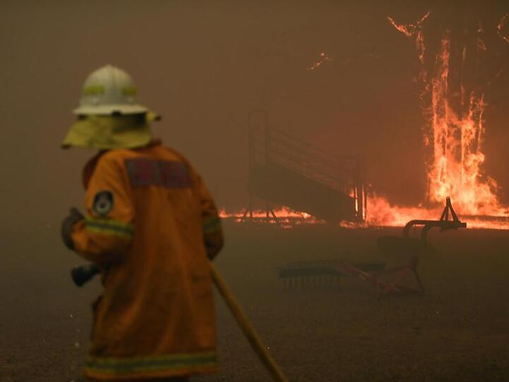 Kampf gegen die Flammen: Feuerwehrleute im Dauereinsatz.