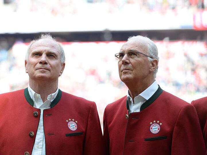 Uli Hoeneß (l) und Franz Beckenbauer stehen nebeneinander im Stadion. Foto: picture alliance / dpa / Archivbild