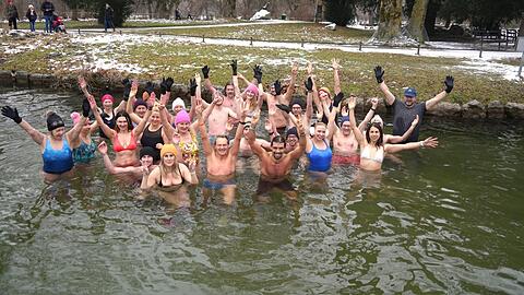 Eisbad im Eisbach: Die Männer und Frauen von "Munich Hot Springs" sind süchtig nach ihrem Hobby, wie auch Jonathan (vorne rechts). Er kam während der Lockdowns mit dem ungewöhnlichen Hobby in Kontakt. Seine Laufgruppe nahm ihn einfach mit.