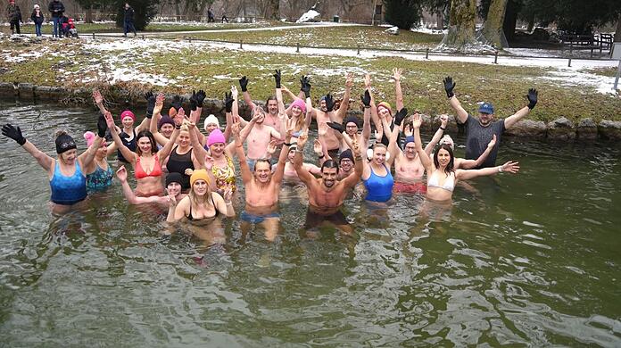 Eisbad im Eisbach: Die Männer und Frauen von "Munich Hot Springs" sind süchtig nach ihrem Hobby, wie auch Jonathan (vorne rechts). Er kam während der Lockdowns mit dem ungewöhnlichen Hobby in Kontakt. Seine Laufgruppe nahm ihn einfach mit.