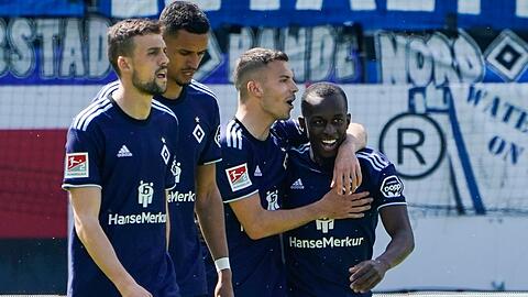 Jean-Luc Dompé (r) brachte den HSV mit seinem Treffer früh auf die Siegerstraße.