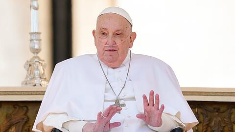 Papst Franziskus hat Großbritanniens König Charles III. und dessen Frau Königin Camilla zu einem privaten Gespräch im Vatikan empfangen.