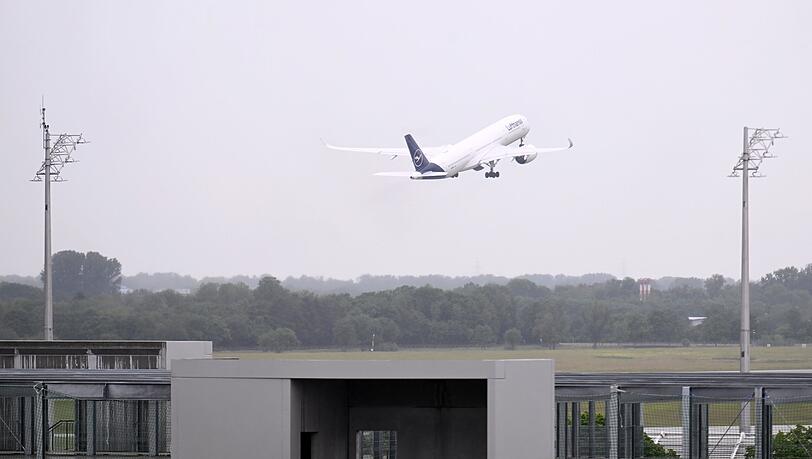 Ein Flugzeug der Lufthansa startet auf einer Startbahn des Flughafen München. Der Flughafen München soll eine 3. Startbahn bekommen. Doch der Widerstand ist groß.