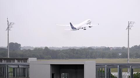 Ein Flugzeug der Lufthansa startet auf einer Startbahn des Flughafen München. Der Flughafen München soll eine 3. Startbahn bekommen. Doch der Widerstand ist groß.