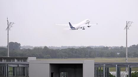 Ein Flugzeug der Lufthansa startet auf einer Startbahn des Flughafen München. Der Flughafen München soll eine 3. Startbahn bekommen. Doch der Widerstand ist groß.