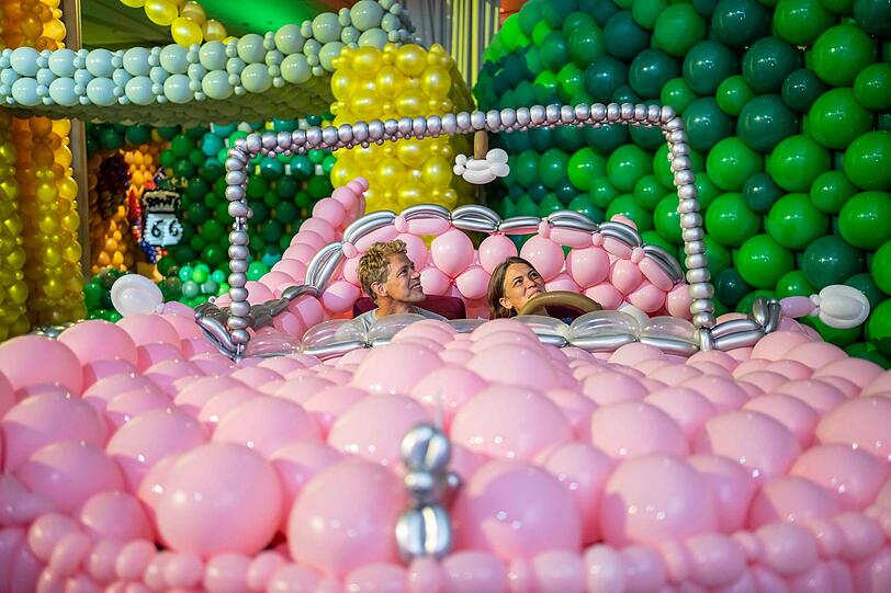 Skulpturen und allerlei kurioses aus 500.000 Luftballons gibt es aktuell im "Pineapple Park" zu bestaunen.