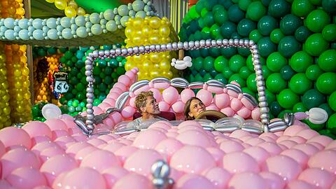 Skulpturen und allerlei kurioses aus 500.000 Luftballons gibt es aktuell im "Pineapple Park" zu bestaunen. Skulpturen und allerlei kurioses aus 500.000 Luftballons gibt es aktuell im "Pineapple Park" zu bestaunen.