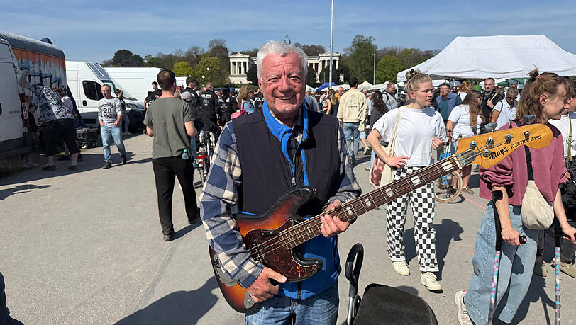 Musiker Peter Camarello (72) ist f&uuml;r ein Wochenende aus Slowenien angereist und hat ein neues Instrument gefunden.