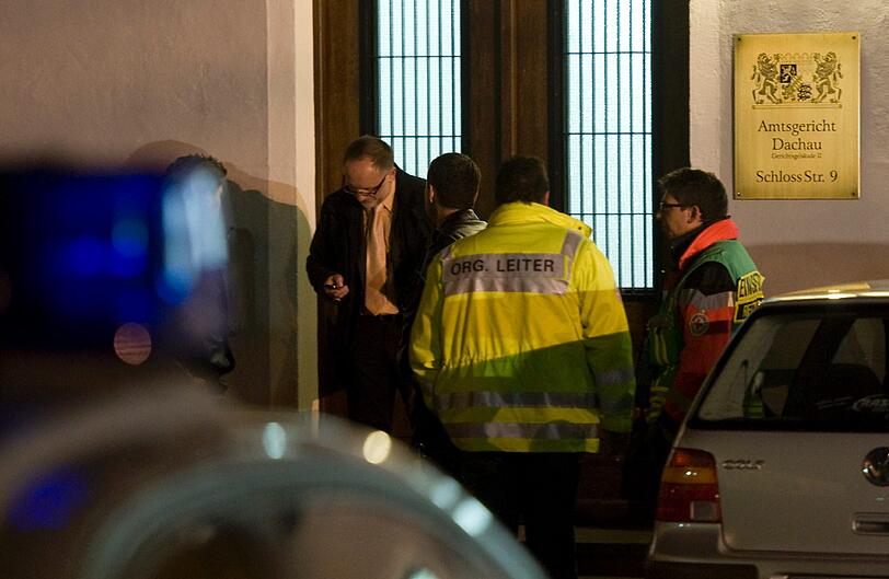Polizeifahrzeuge stehen am Mittwoch (11.01.2012) vor dem Amtsgericht in Dachau (Oberbayern). Ein Mann hat am Mittwoch während eines Prozesses am Dachauer Amtsgericht einen Staatsanwalt erschossen.
