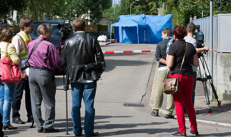 Beamte der Spurensicherung untersuchen den Tatort in Ingolstadt. Auf offener Straße ist ein 50-Jähriger in Ingolstadt erschossen worden.
